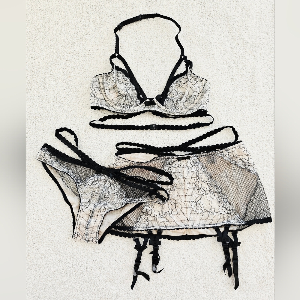 Victorias Secret Very Sexy 3 Piece Strappy Black And Cream Lace Set